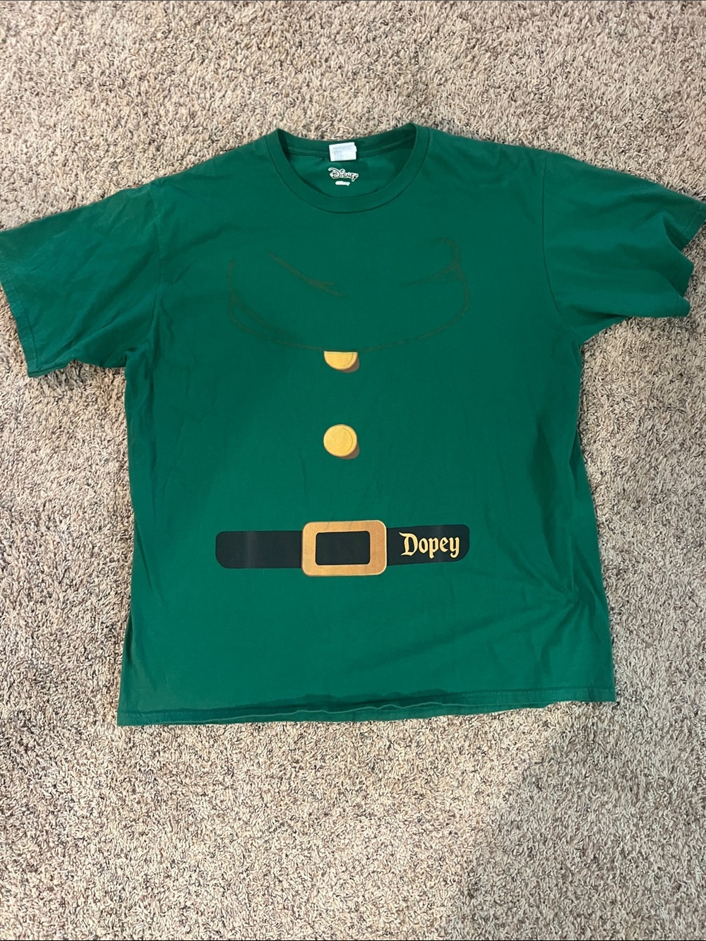 Disney Green Dopey Graphic Tee with Yellow-Gold Belt Accent - Men